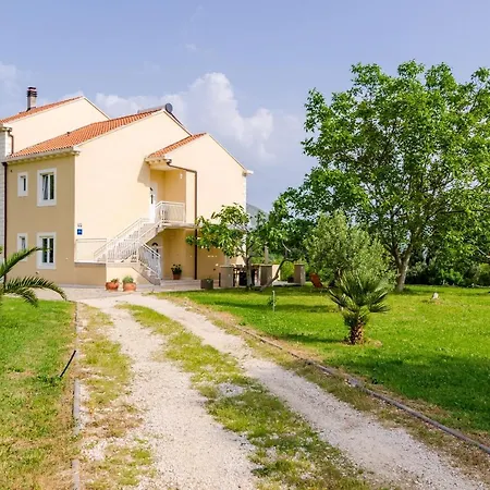 Color 아파트 믈리니