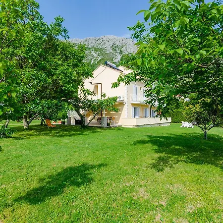 Color 아파트 믈리니